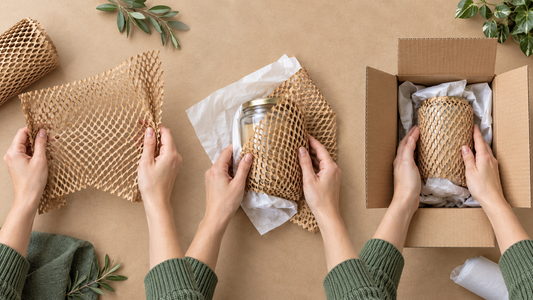 Tres pasos para estirar, envolver y empacar un frasco con papel panal kraft