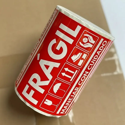 Aplicación de etiqueta Frágil en paquetes y cajas