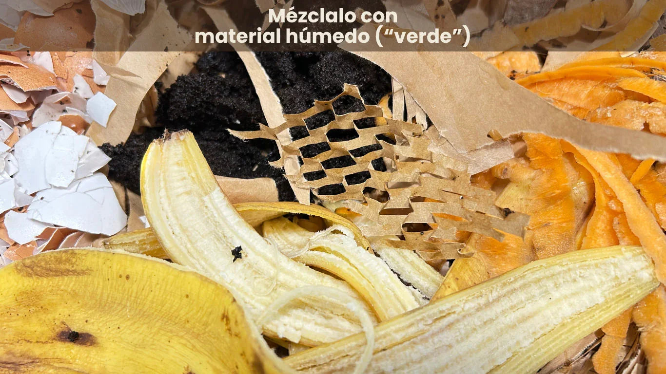 Mézclalo con material húmedo (“verde”)