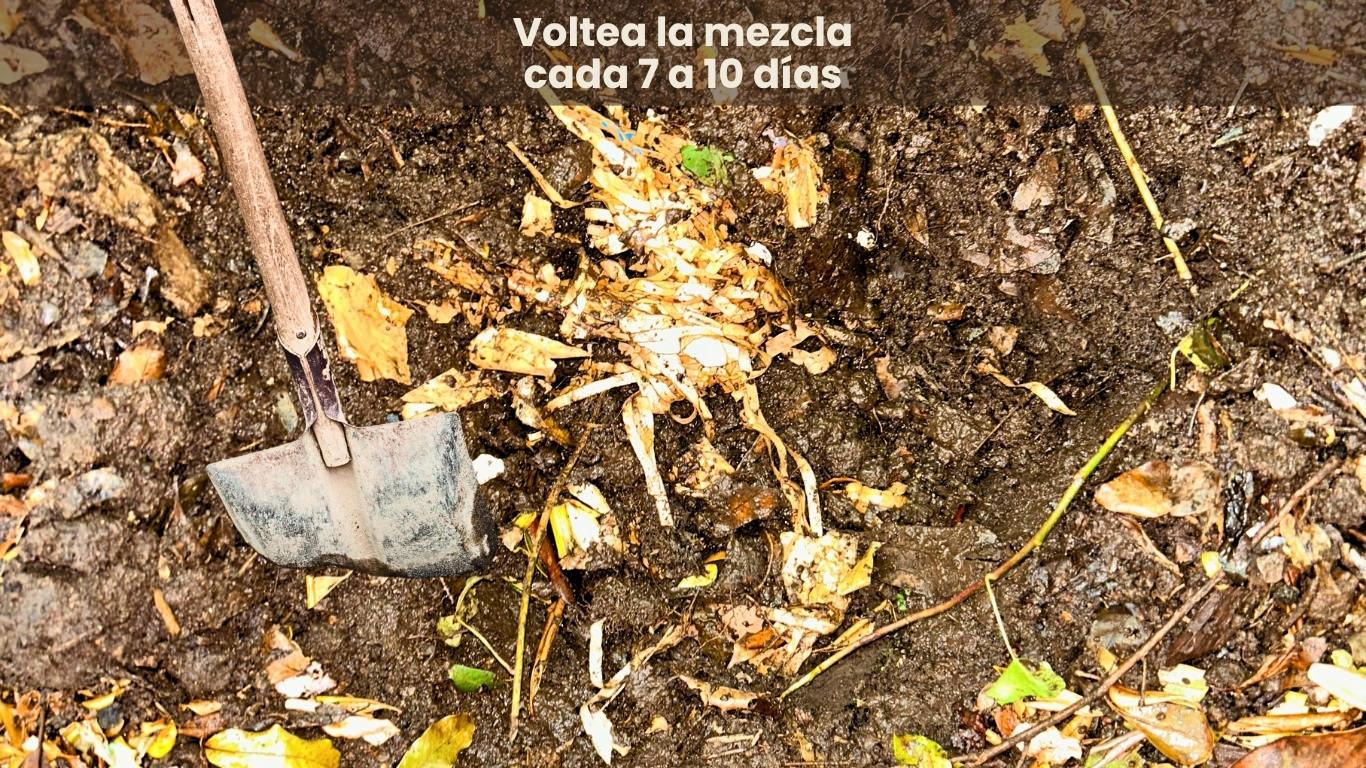 Voltea la mezcla cada 7 a 10 días